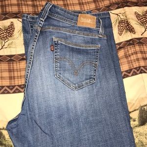 Women’s Levi’s denim jeans
